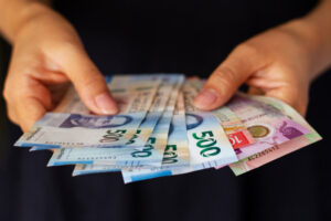 Kurs Dolar Hari Ini Melemah, Rupiah Menguat Tipis…