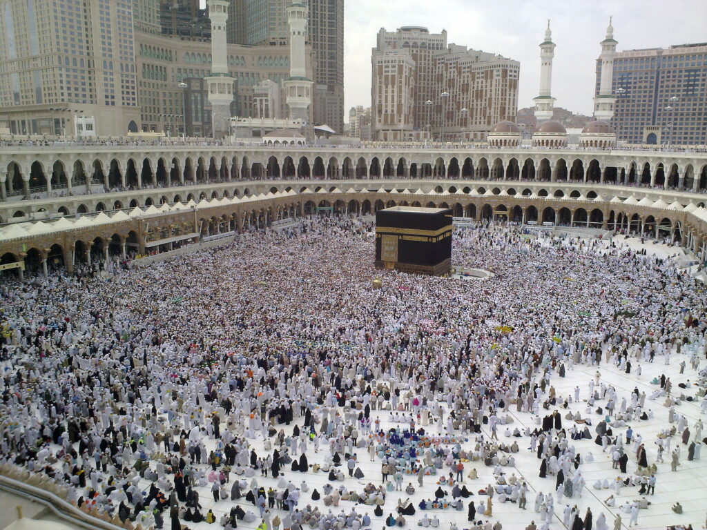 Jemaah Haji mengelilingi Kabah.