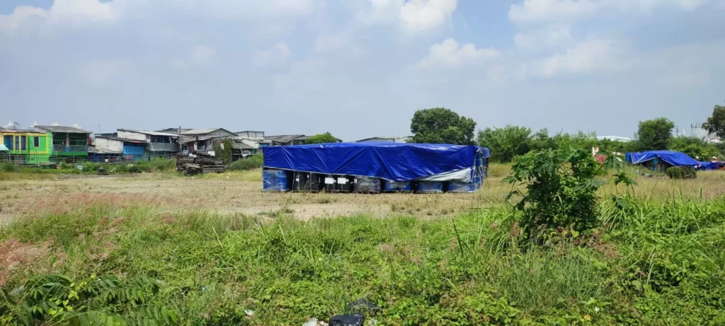 Limbah B3 Elnusa Petrofin dalam tumpukan drum bahan kimia di gudang terbuka, di kawasan Plumpang Semper, Jakarta Utara. (Konteks.co.id/Jimmy Radjah)