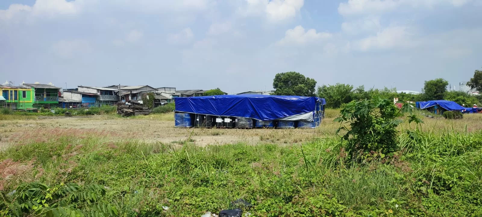 Limbah B3 Elnusa Petrofin dalam tumpukan drum bahan kimia di gudang terbuka, di kawasan Plumpang Semper, Jakarta Utara. (Konteks.co.id/Jimmy Radjah)