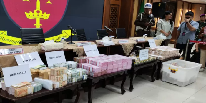 Dugaan suap KPUD DKI, gratifikasi di Mahkamah Agung, dan manuver hukum Gunawan Yusuf terkuak. Koalisi sipil akan lapor kasus ini ke KPK.