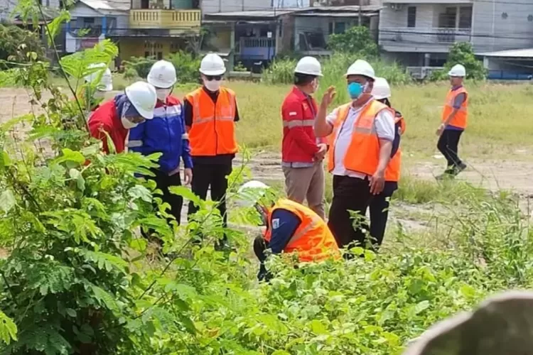 Elnusa Petrofin dan Tim Sudin Lingkungan Hidup (LH) Jakarta Utara memeriksa sample tanah di gudang. (Konteks co.id/Jimmy Radjah)