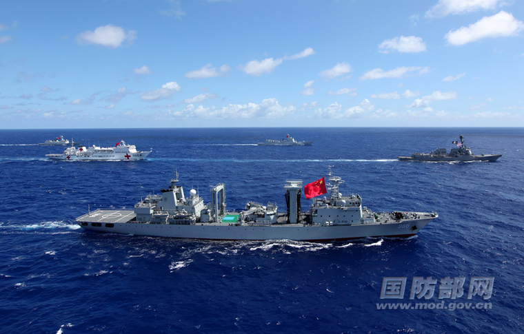 Kapal-kapal perang Angkatan Laut China berlayar dalam formasi di lautan lepas.