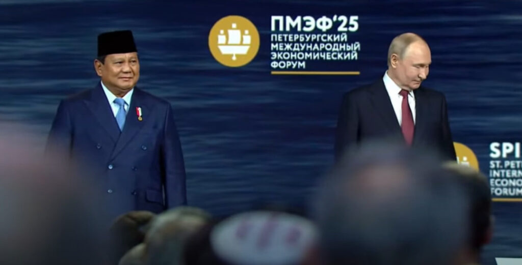Prabowo di SPIEF 2025 berdiri bersama Presiden Rusia Vladimir Putin di St Petersburg.