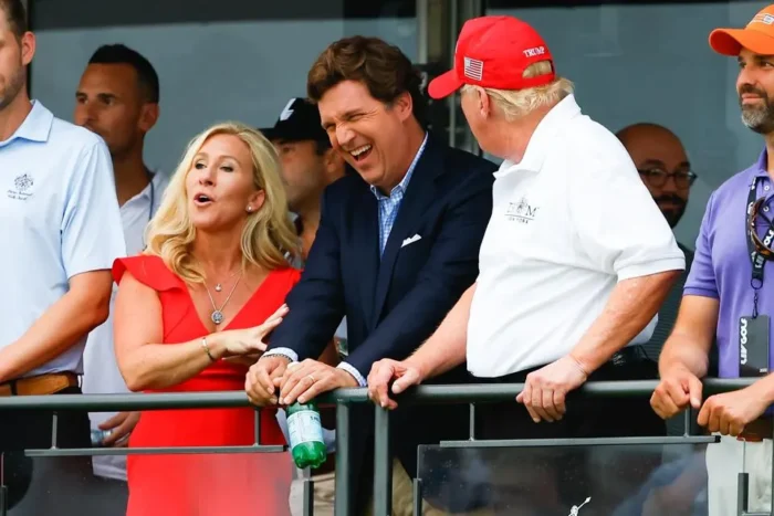 Marjorie Taylor Greene, Tucker Carlson, dan Donald Trump dalam satu acara publik, simbol aliansi politik MAGA.
