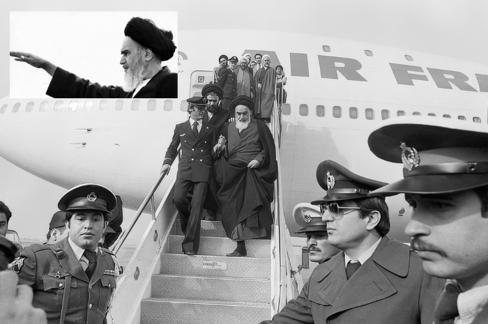 Ayatollah Khomeini turun dari pesawat Air France saat kembali ke Iran tahun 1979.