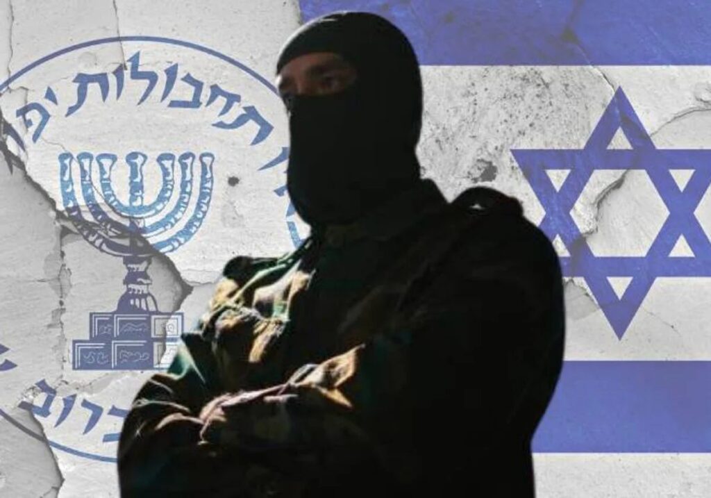 Sosok bersenjata di depan lambang Mossad dan bendera Israel. Potensi False Flag Israel Kembali Disorot Publik.