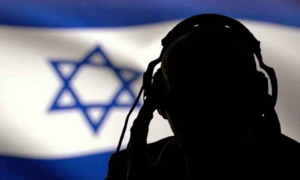Ilustrasi agen intelijen dengan latar bendera Israel, dikaitkan dengan dugaan false flag Israel.