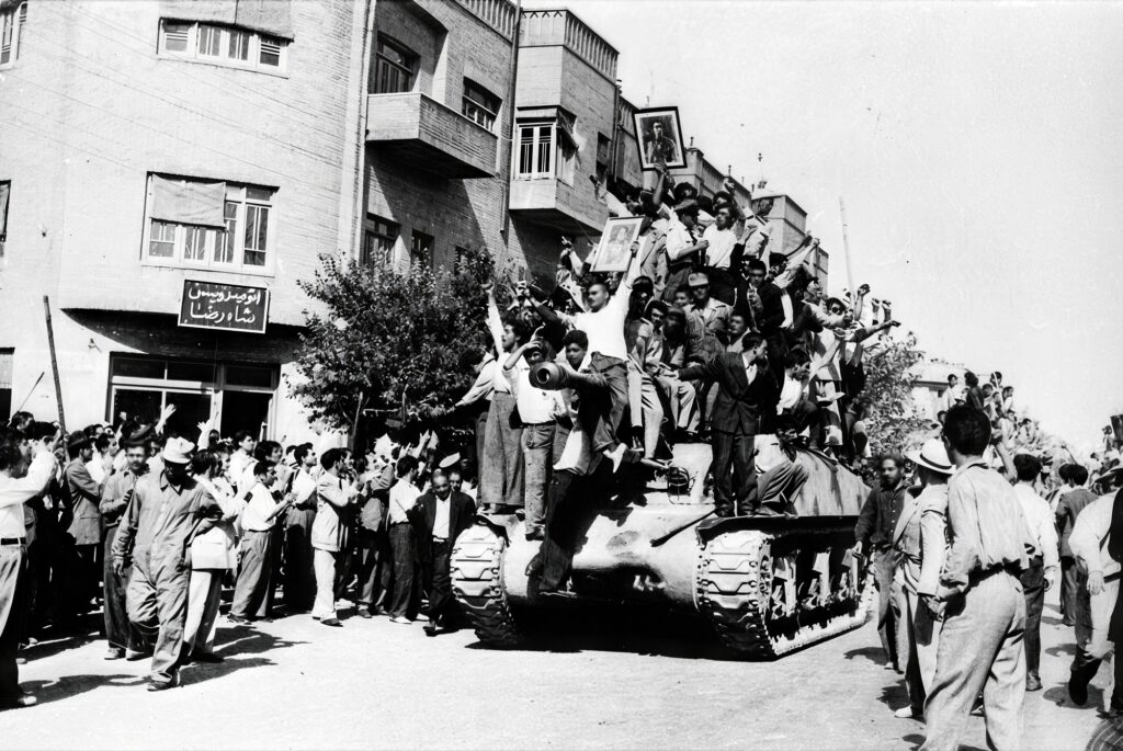 Massa pro-Shah memadati jalanan Teheran di atas tank pada masa menjelang Revolusi Iran 1979.