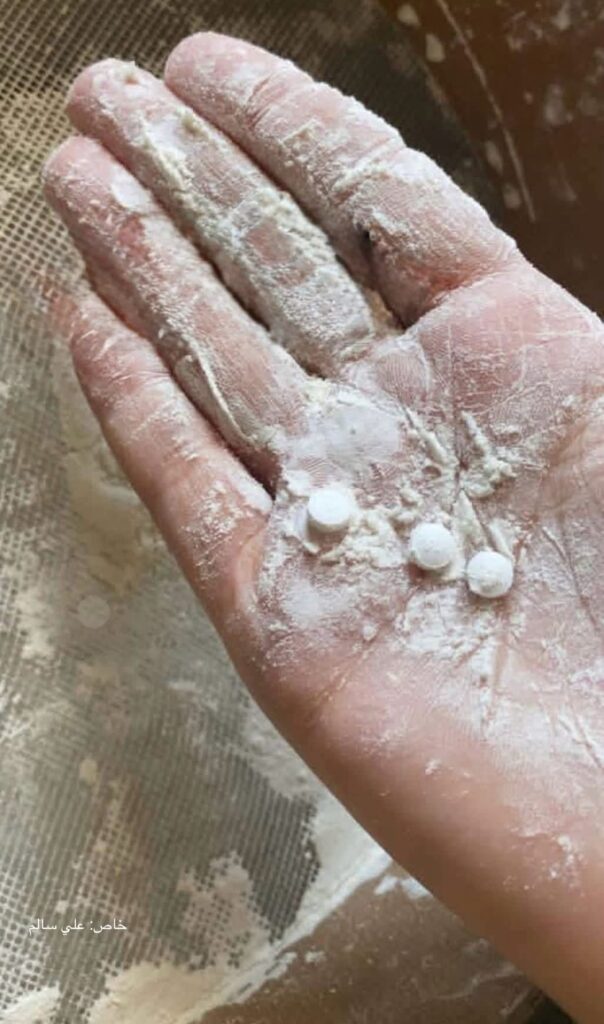Empat tablet mencurigakan yang ditemukan dalam tepung bantuan ke Gaza, di tengah tuduhan bahwa Israel racuni bayi Gaza.