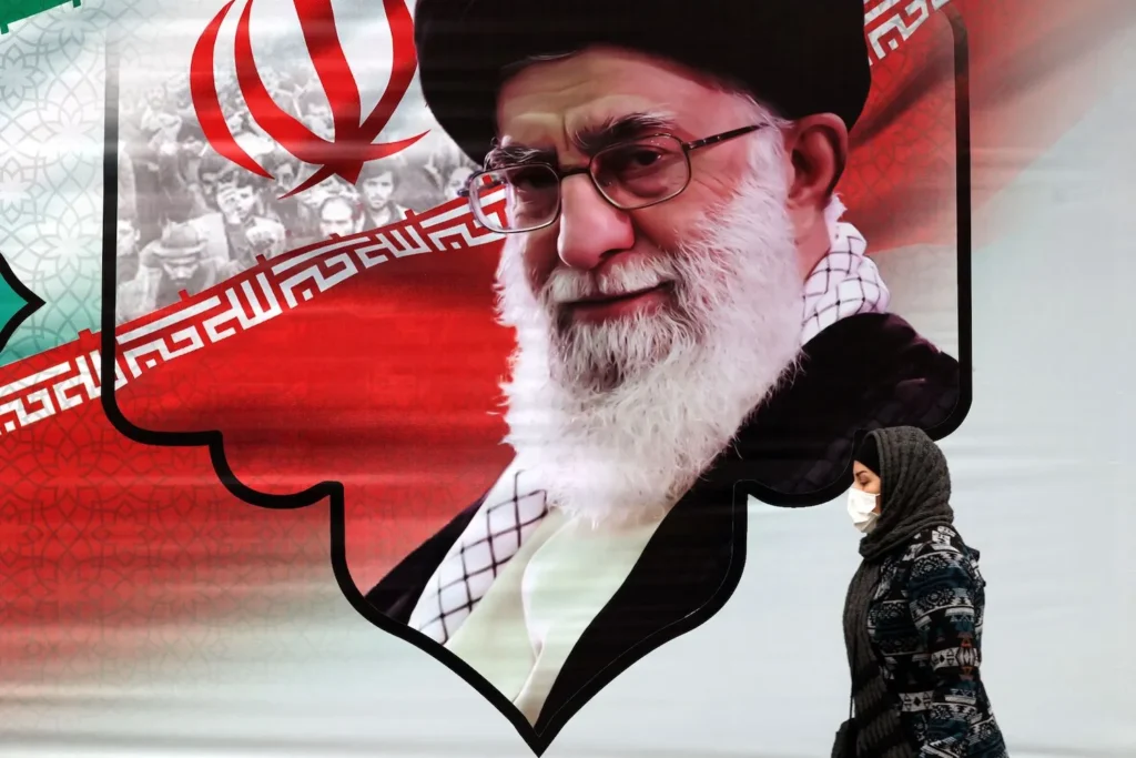 Mural Khamenei dan perempuan Iran di tengah isu proksi Iran.