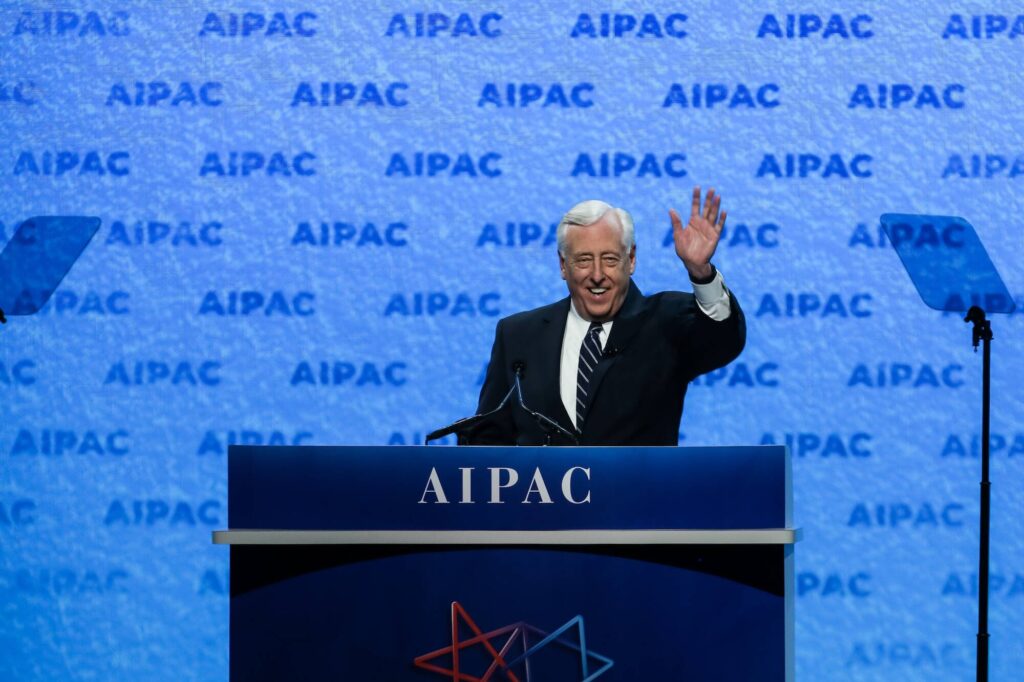 Whip Mayoritas Demokrat Steny Hoyer berbicara dalam Konferensi Kebijakan AIPAC 2019. Muslihat AIPAC hindari FARA kembali disorot usai rekaman bocor. Pengaruh politik luar negeri tanpa status agen asing picu kontroversi di Kongres.(Foto AIPAC).