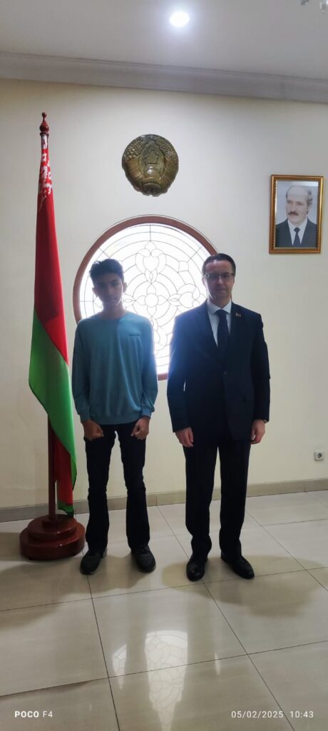 Pelajar Indonesia bersama Duta Besar Belarus Raman Ramanouski di Kedutaan Besar Belarus, di Jakarta.