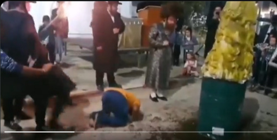 Warga India Ditendang Yahudi saat Tunduk Hormat di Depan Rabi.