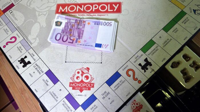 Aturan resmi Monopoli yang sering diabaikan. Banyak pemain salah main sejak dulu tanpa sadar. Begini cara main monopoli yang benar.