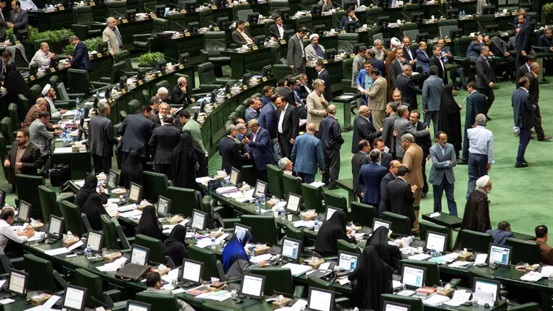 Parlemen Iran bahas resolusi setelah menyimpulkan IAEA tak bisa dipercaya.