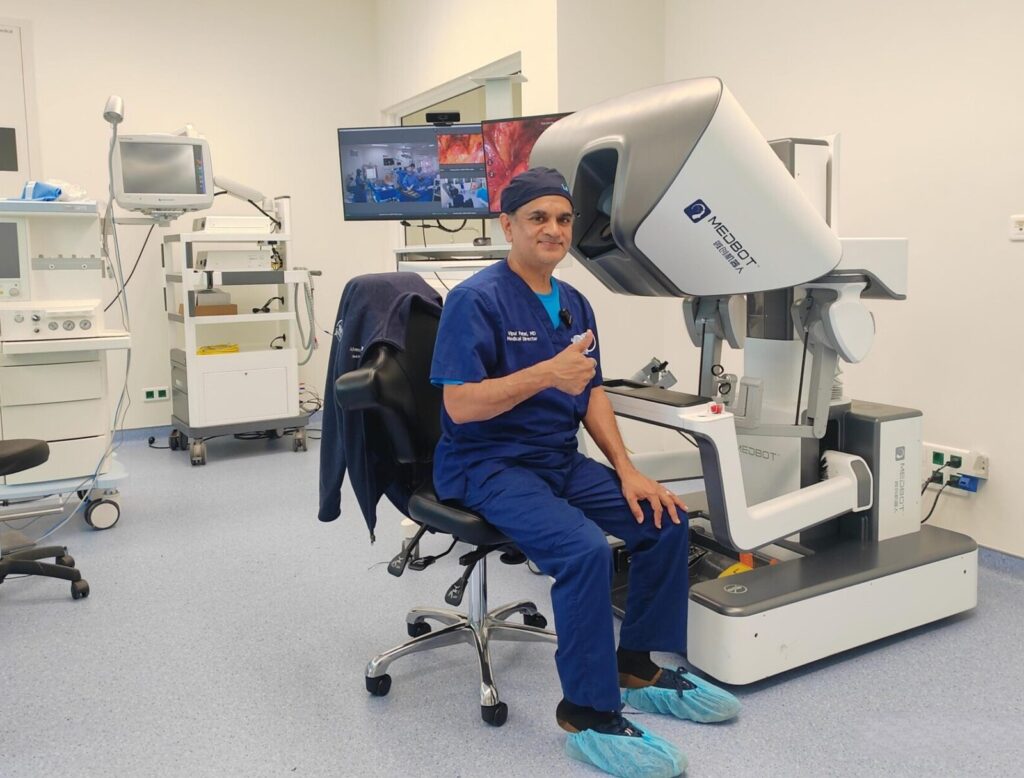 Dokter duduk di depan konsol robot Toumai® untuk operasi jarak jauh lewat satelit buatan China.