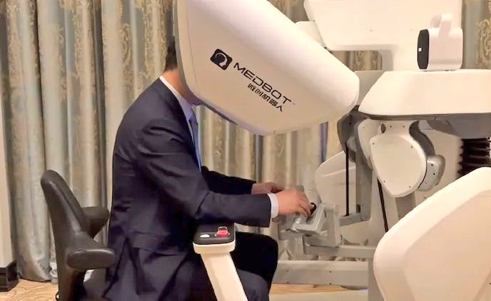 Dokter China mengendalikan robot bedah Toumai untuk operasi jarak jauh lewat sambungan satelit.