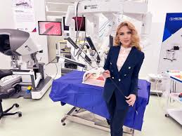 Seorang wanita berdiri di depan robot bedah China Toumai dalam sesi demonstrasi teknologi medis.