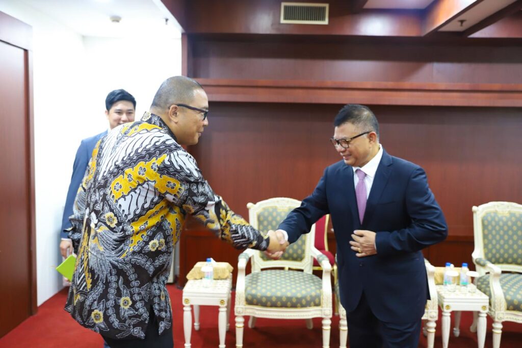 Dubes Indonesia untuk Kamboja, Santo Darmosumarto, berjabat tangan dengan Chhay Sinarith dalam pertemuan membahas jaringan penipuan digital.