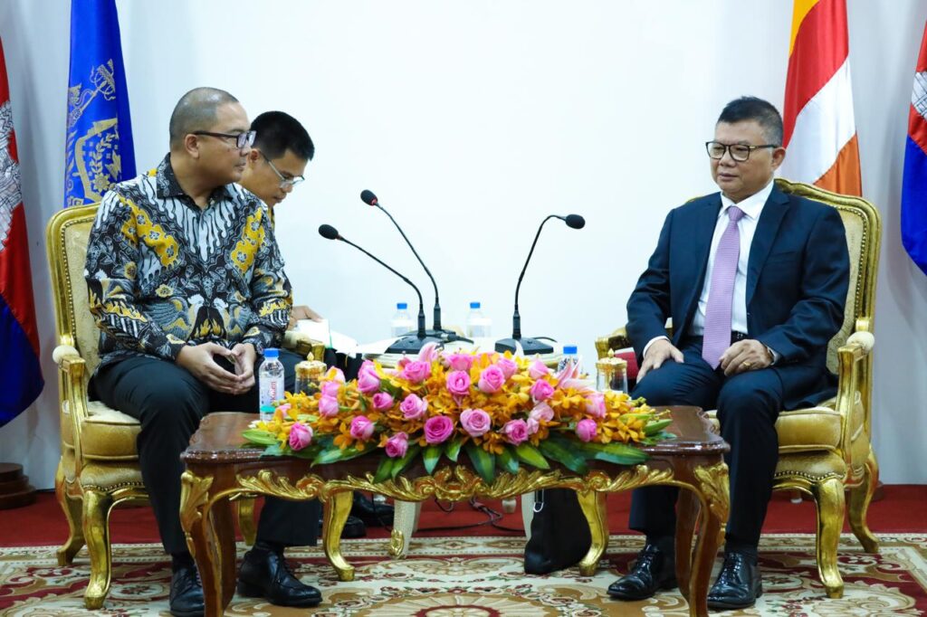 Duta Besar Indonesia untuk Kamboja, Santo Darmosumarto, bertemu Chhay Sinarith bahas operasi penipuan daring yang melibatkan ratusan WNI.