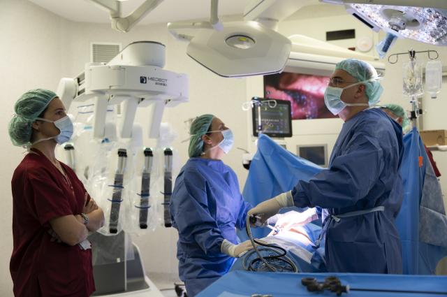 Dokter melakukan operasi toraks menggunakan robot bedah China Toumai di ruang operasi rumah sakit