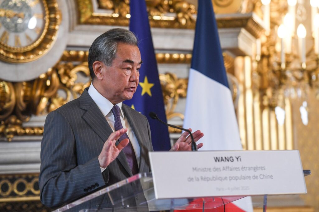 Wang Yi saat menyampaikan pidato di Paris mengkritik keras tindakan Amerika Serikat terhadap Iran, menyoroti pelanggaran terhadap norma internasional.