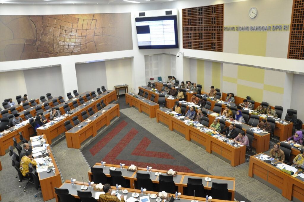 FAI desak DPR ganti seluruh anggota Komisi XI dan Banggar karena dinilai lalai kawal APBN. Dua komisi ini disebut jadi penyebab utama krisis fiskal.