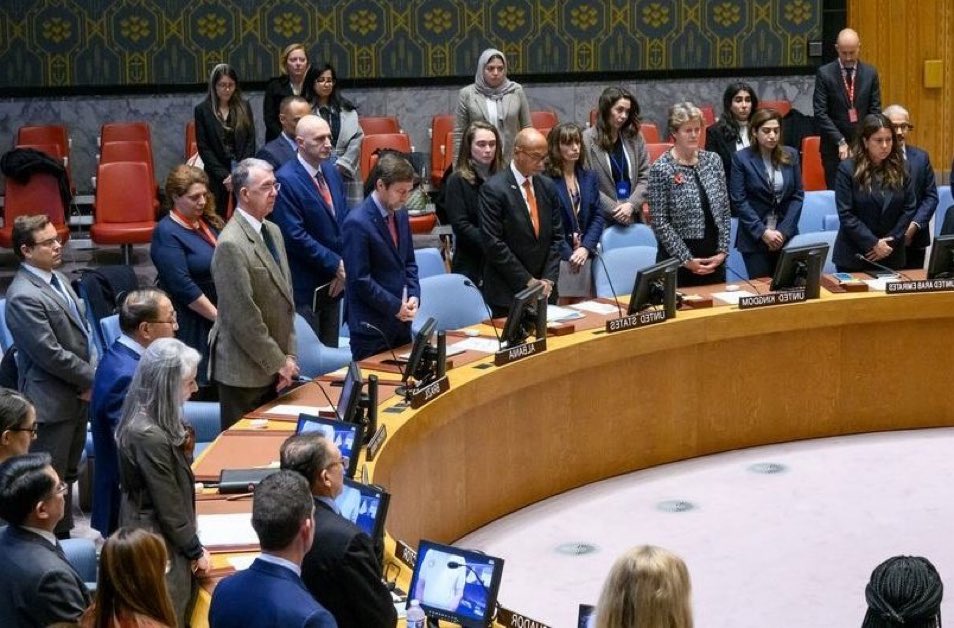 Iran ancam tinggalkan NPT setelah sanksi PBB diaktifkan kembali. Parlemen dorong uji bom nuklir demi hindari nasib seperti Libya dan Irak.