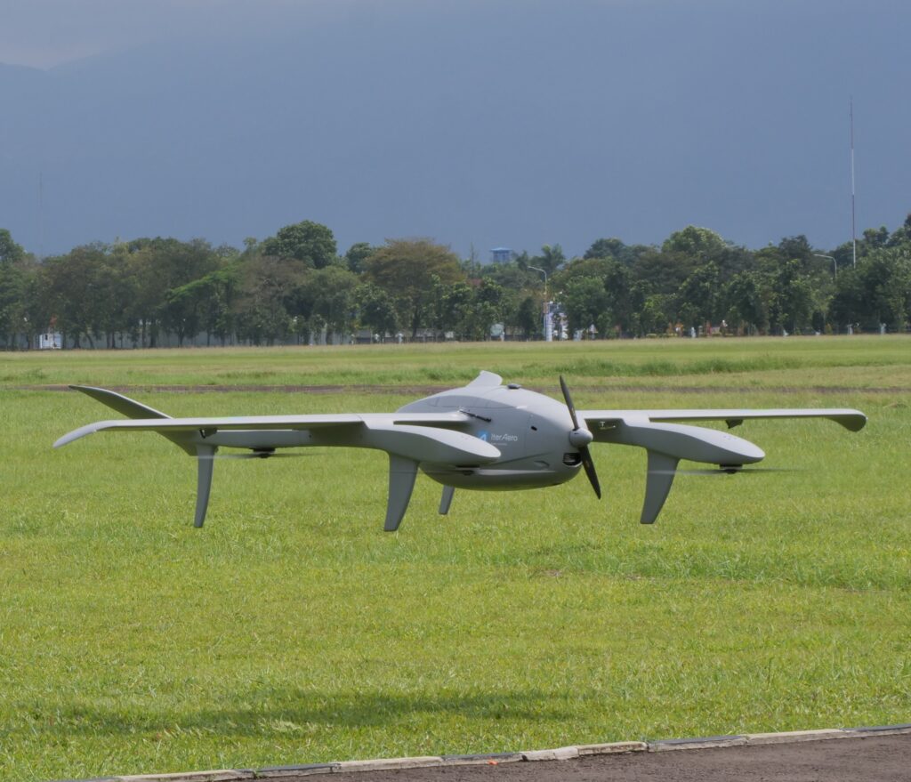 Drone kargo IA-25 buatan Iter Aero melakukan uji terbang di lapangan terbuka.