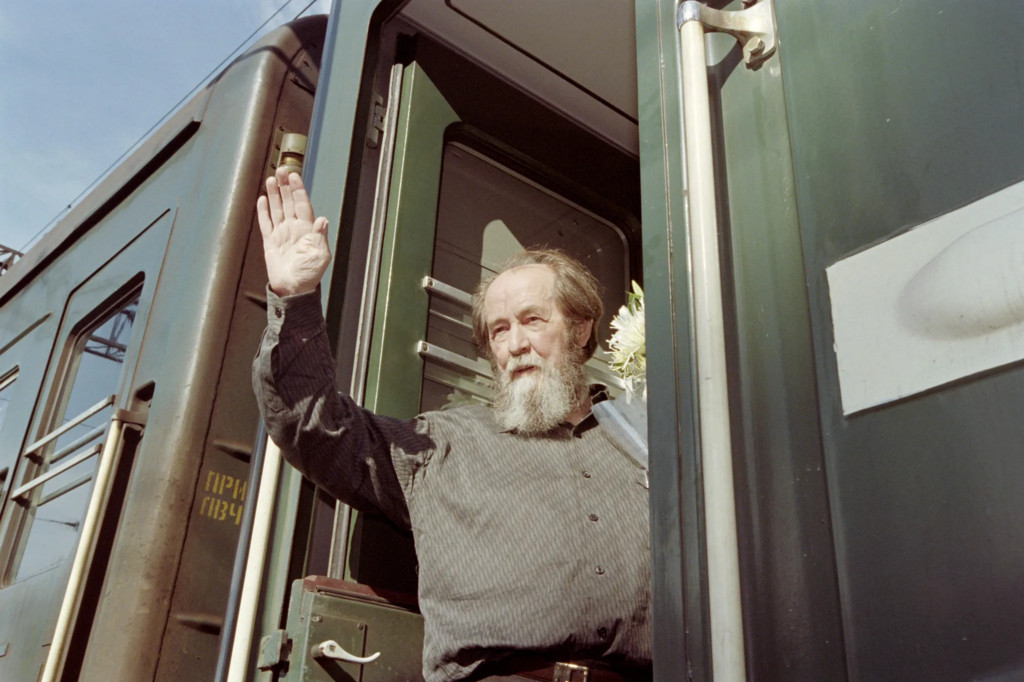 penulis Soviet Aleksandr Solzhenitsyn dikenal lewat kesaksiannya tentang Gulag.