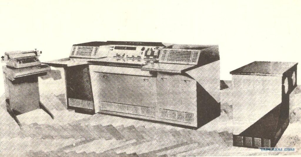 Laboratorium YerNIIMM Armenia dengan komputer Soviet era 1970-an.