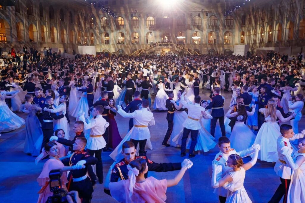 Peserta Kremlin Cadet Ball 2025 menari di Gostiny Dvor Moskow.