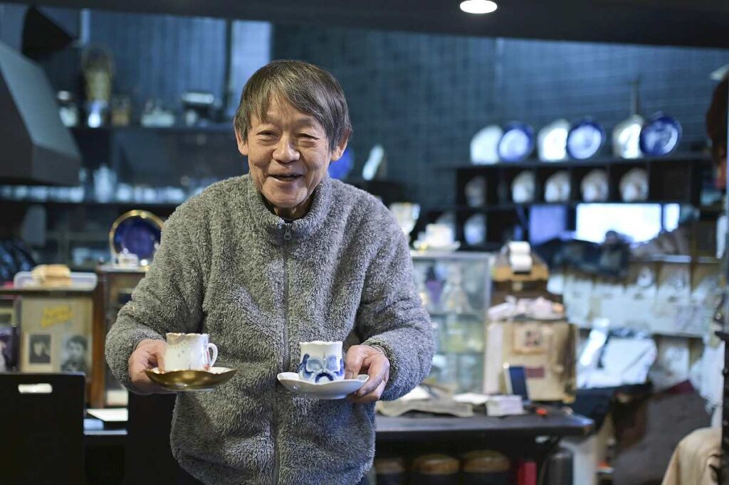 Kopi 30 tahun Jepang diseduh di kafe The Münch Osaka dengan metode ritual.