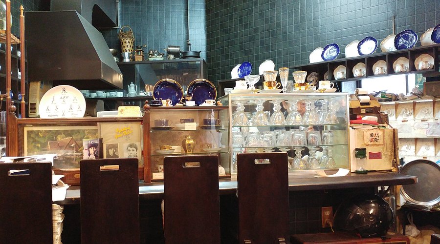 Kopi tua omotenashi Jepang diseduh secara ritual di kafe Osaka.