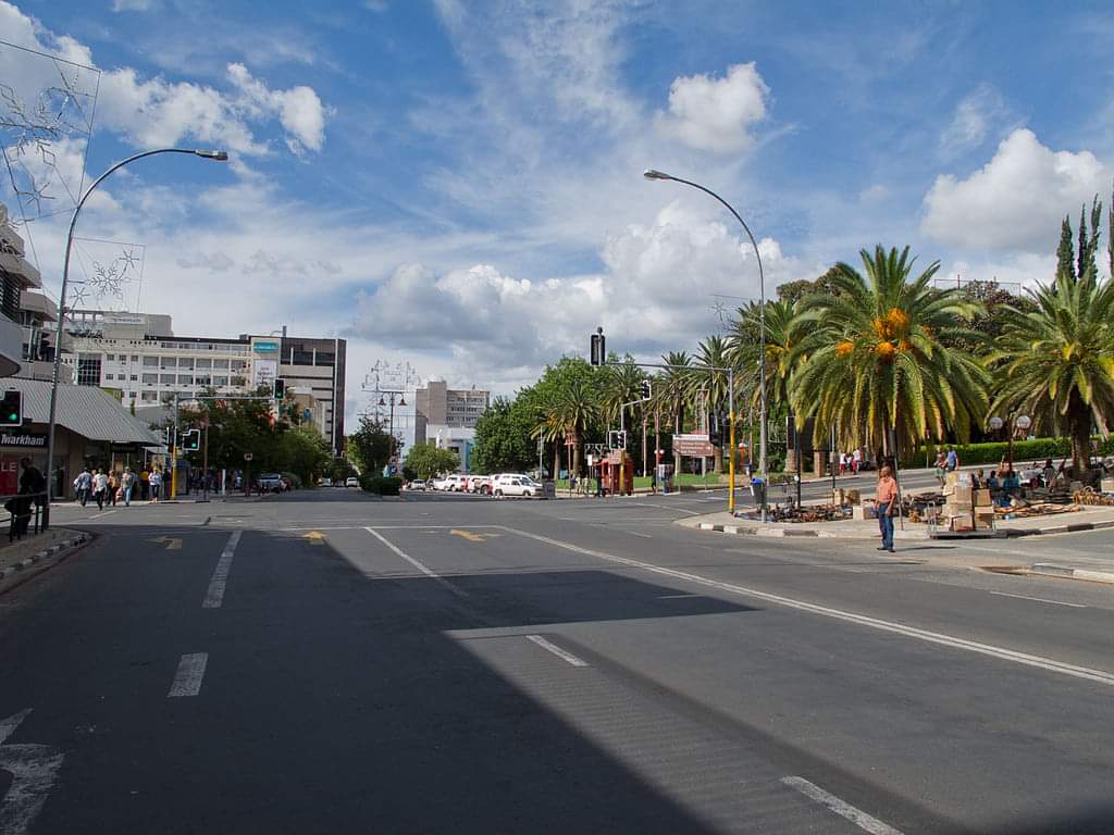 Jalan sepi di Windhoek menggambarkan rendahnya kepadatan penduduk Namibia.
