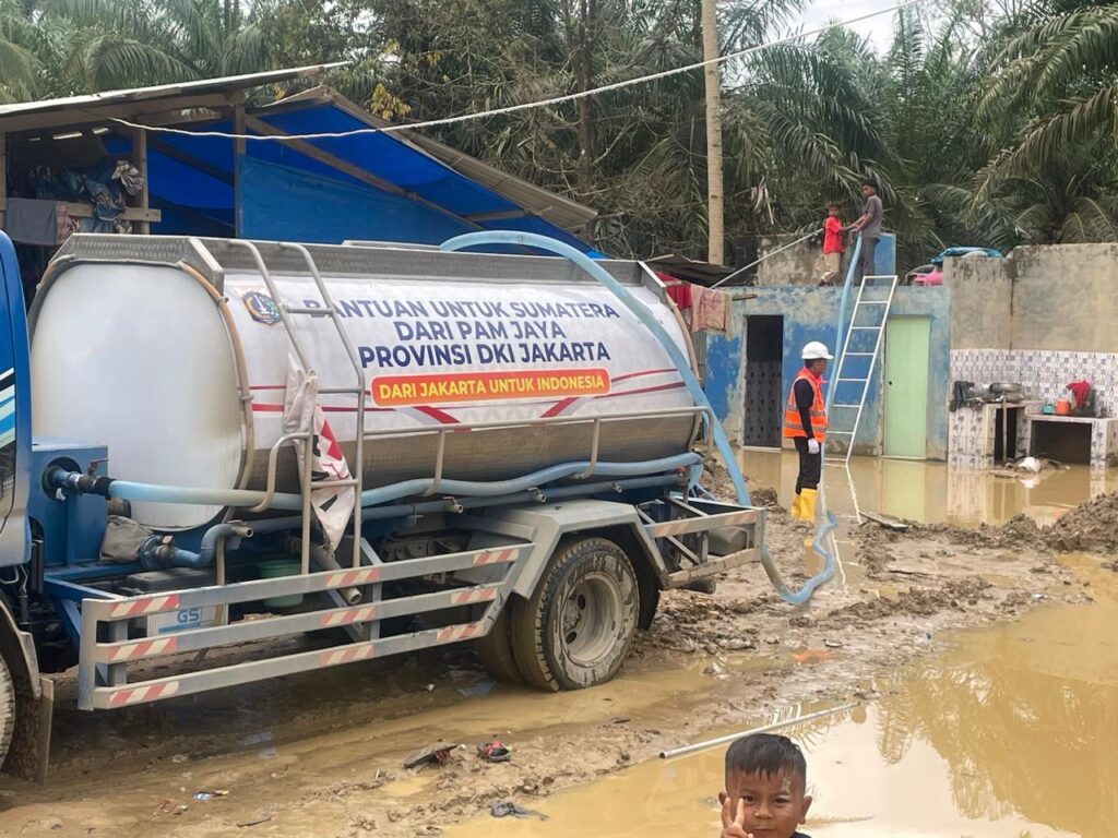 Tim PAM Jaya gelar aksi kemanusiaan dengan mengoperasikan IPA Mobile untuk menyediakan air bersih bagi warga terdampak bencana Sumatera di Aceh.