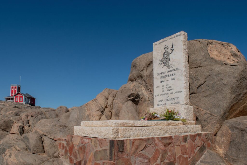 Genosida Herero-Nama di Namibia pada 1904–1908 menewaskan puluhan ribu orang dan menjadi contoh awal pemusnahan kolonial modern.
