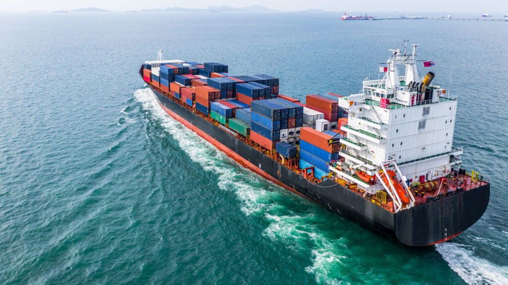 Kapal kontainer raksasa milik perusahaan pelayaran global.