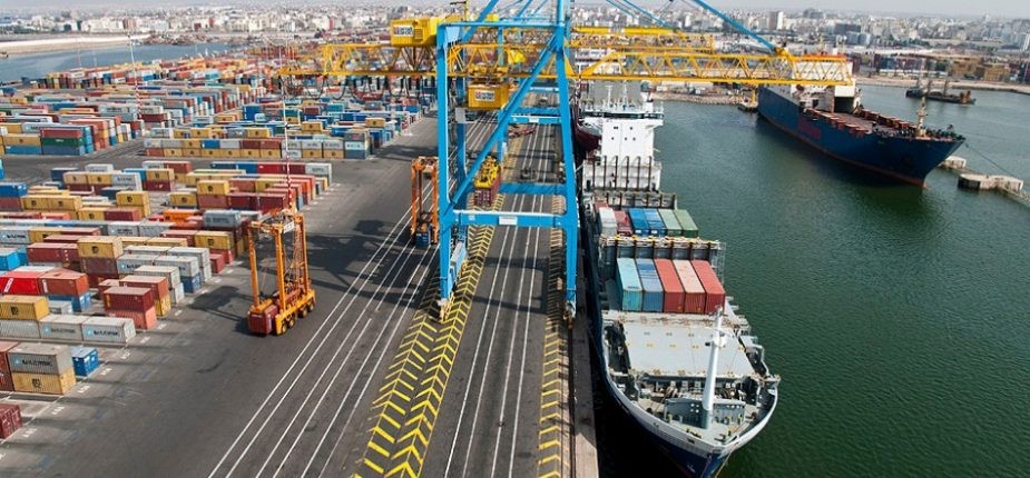 Ilustrasi pelabuhan kontainer dengan kapal kargo dan gantry crane.