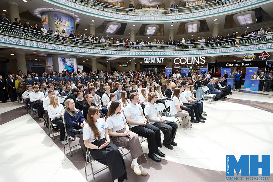 Peserta program 100 Ide untuk Belarus mempresentasikan proyek inovasi.