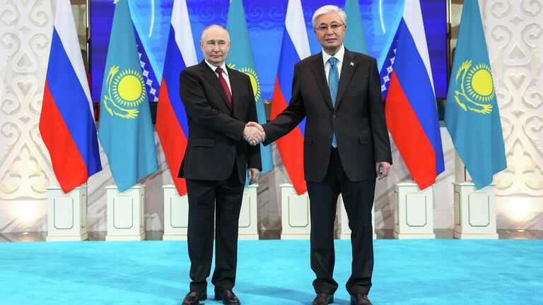Presiden Rusia dan Kazakhstan Vladimir Putin dan Kassym-Jomart Tokayev.