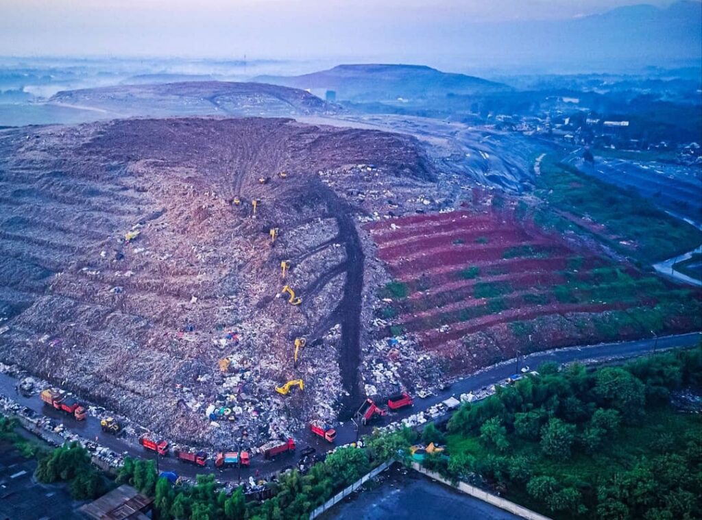 Pemprov DKI Jakarta menargetkan pengurangan besar volume sampah ke Bantargebang mulai Agustus 2026. Infrastruktur dan kesiapan warga masih menjadi sorotan.