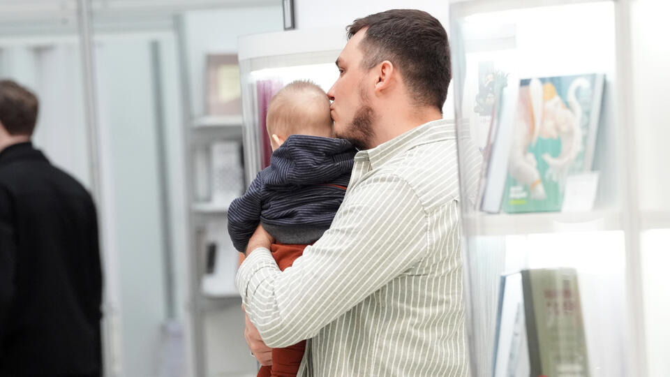 ayah Rusia merawat bayi di rumah apartemen kota besar.