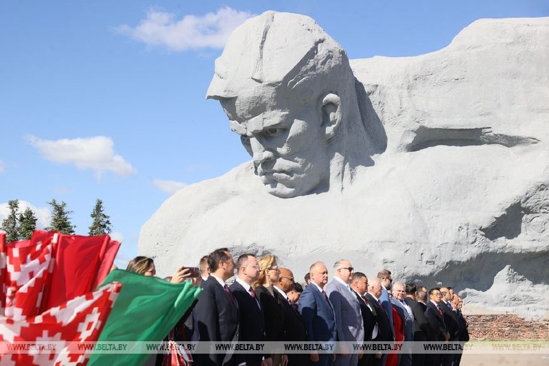 Delegasi internasional di Benteng Brest Belarus saat upacara peletakan bunga.