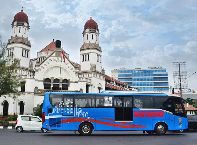 Bus Trans Semarang melayani penumpang di salah satu koridor utama kota.