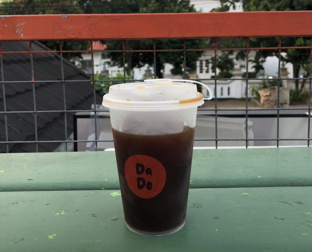 Es batu jernih dalam segelas es kopi di coffee shop.