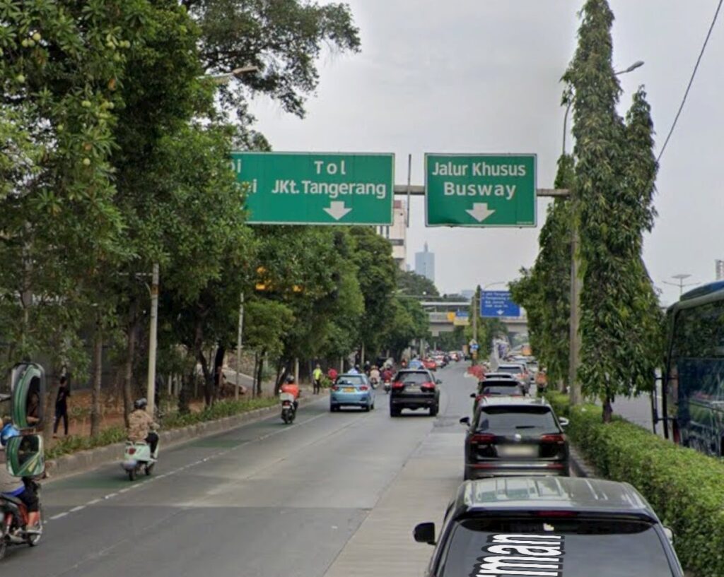Kondisi lalu lintas di jalur dekat Central Park Jakarta Barat.