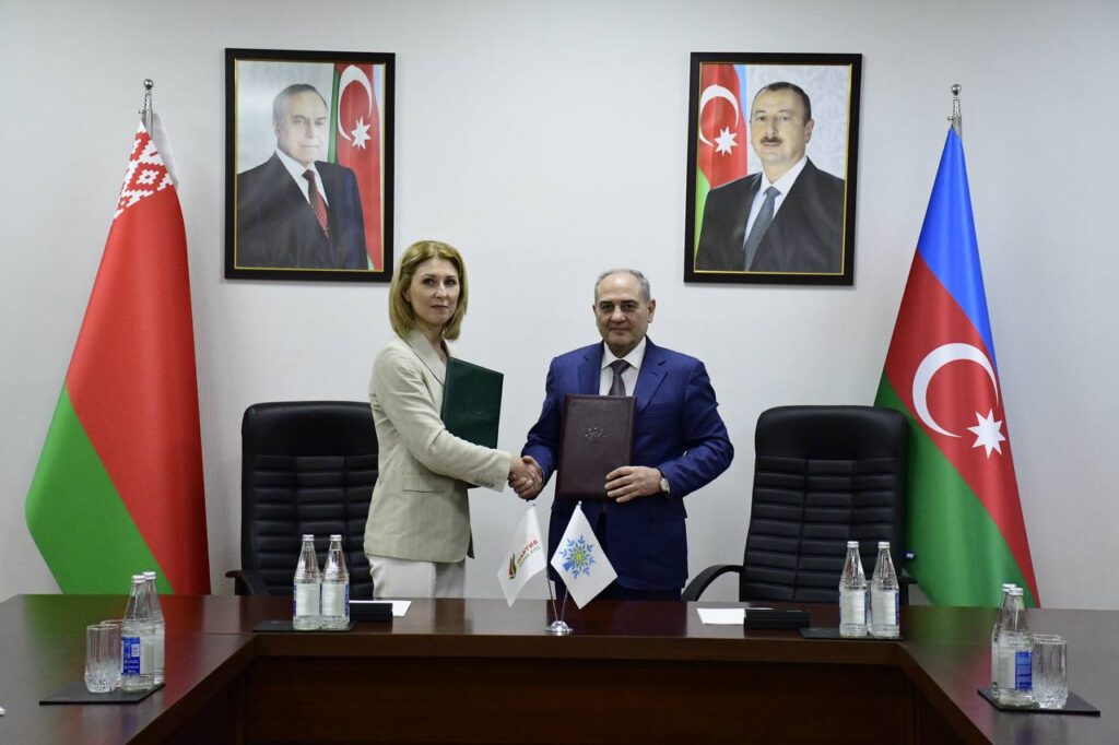 Penandatanganan MoU antara Belaya Rus dan Yeni Azerbaijan di Baku.