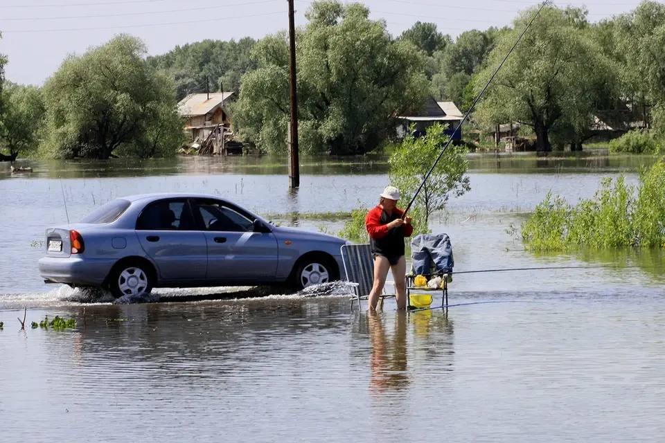 Mobil diparkir di dekat sungai di Rusia.